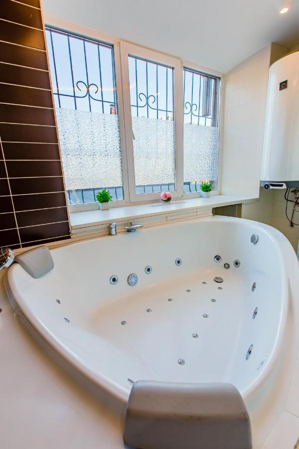 Big Jacuzzi , Sauna , Khreshchatyk Apartments Kiev Eksteriør bilde